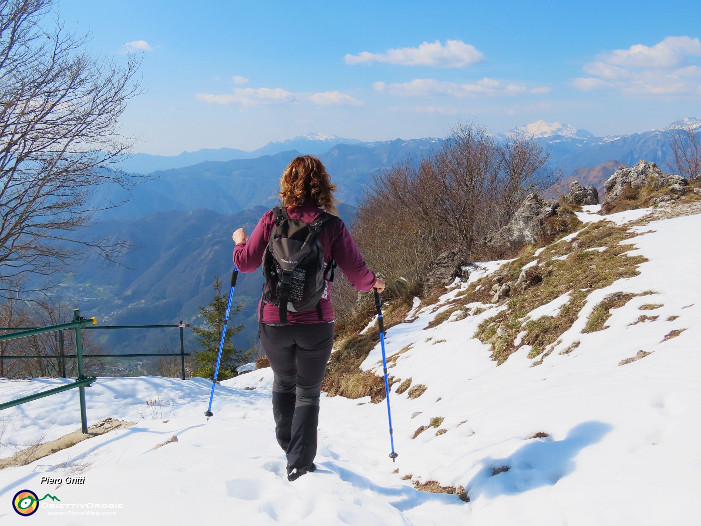 63 Bello scendere camminando sulla neve baciata dal sole.JPG